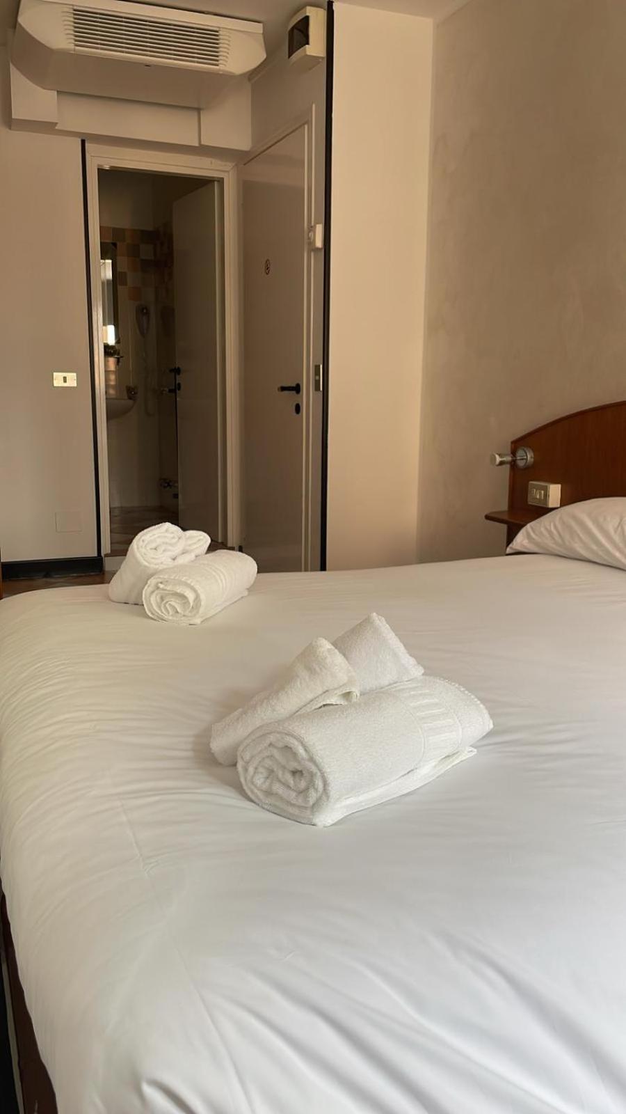 Hotel Montecodeno ヴァレンナ エクステリア 写真