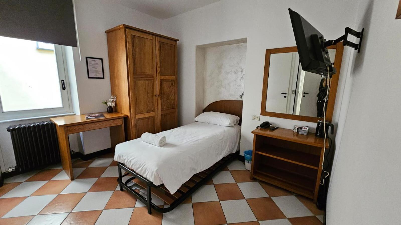 Hotel Montecodeno ヴァレンナ エクステリア 写真