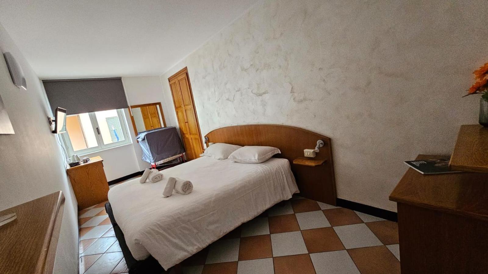 Hotel Montecodeno ヴァレンナ エクステリア 写真