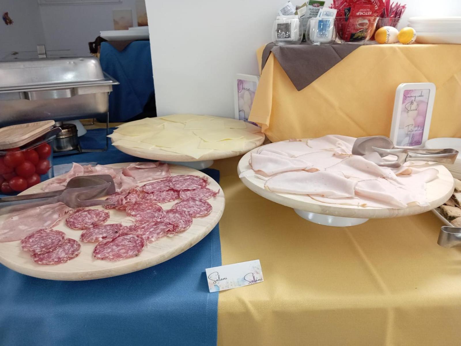 Hotel Montecodeno ヴァレンナ エクステリア 写真