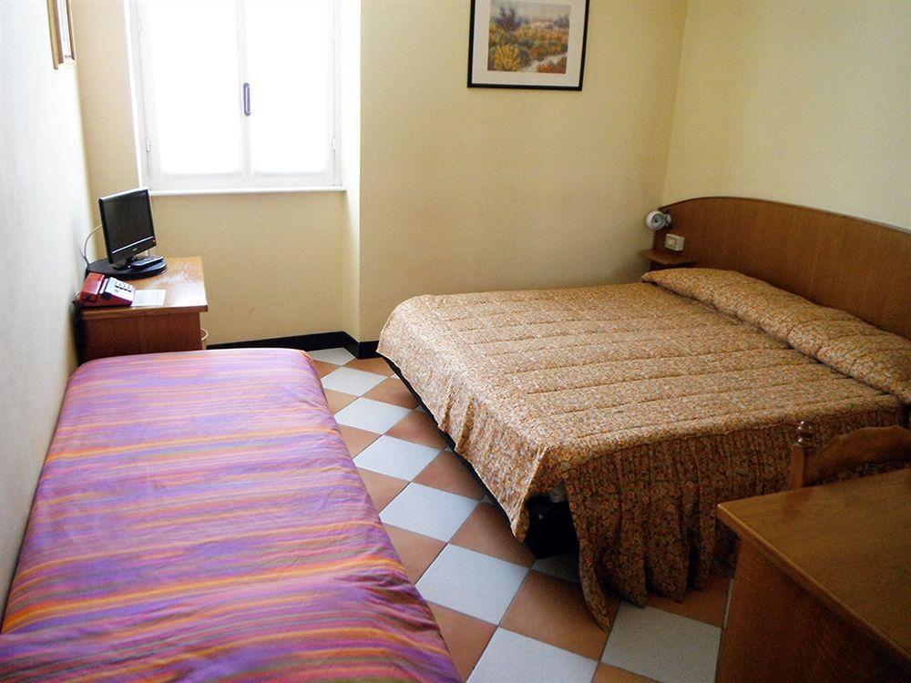 Hotel Montecodeno ヴァレンナ エクステリア 写真