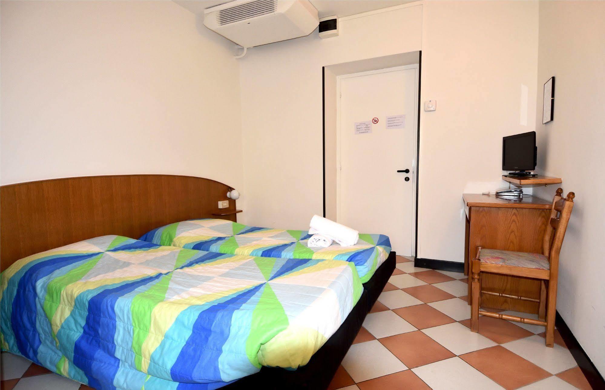 Hotel Montecodeno ヴァレンナ エクステリア 写真