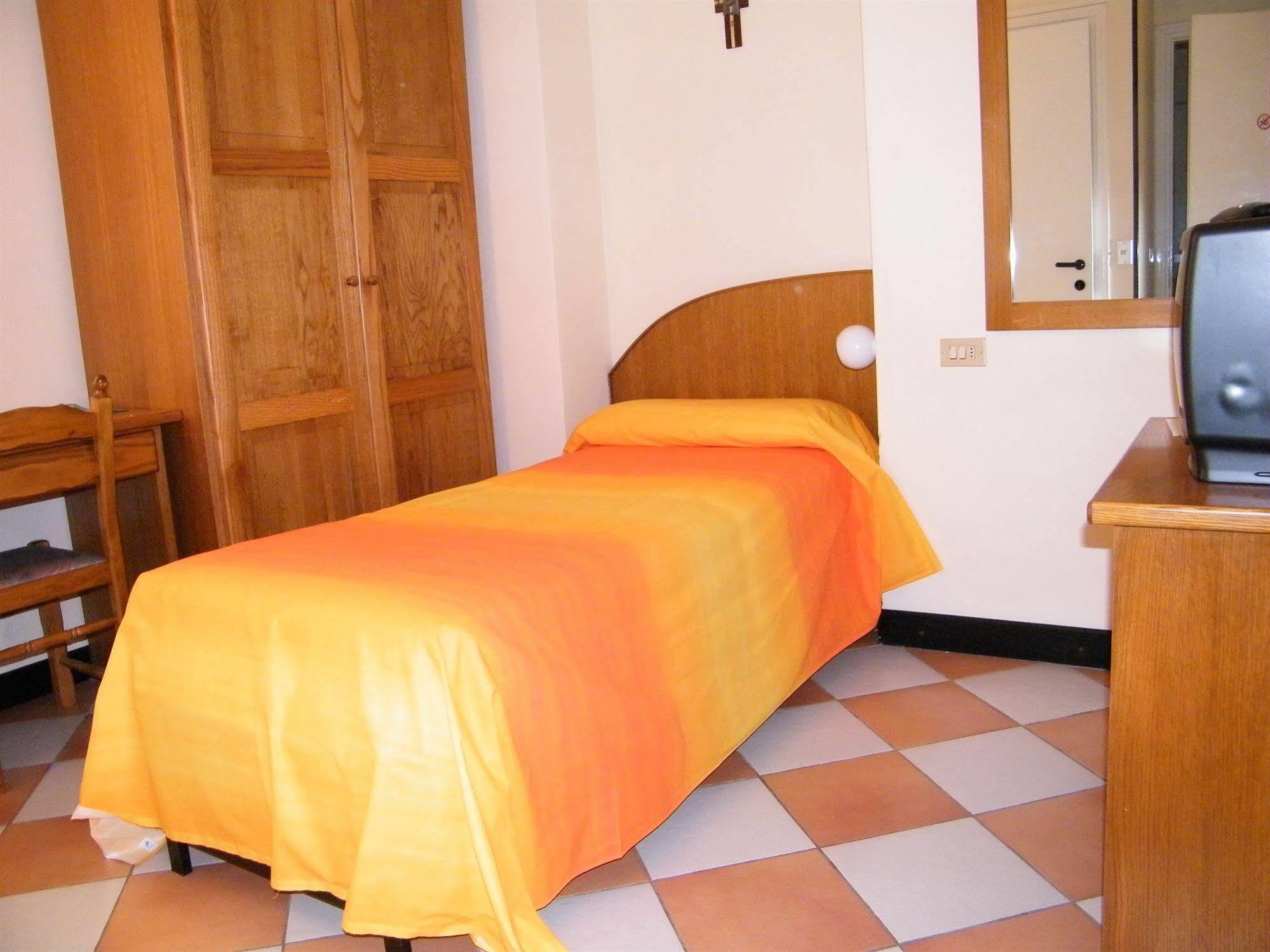 Hotel Montecodeno ヴァレンナ エクステリア 写真